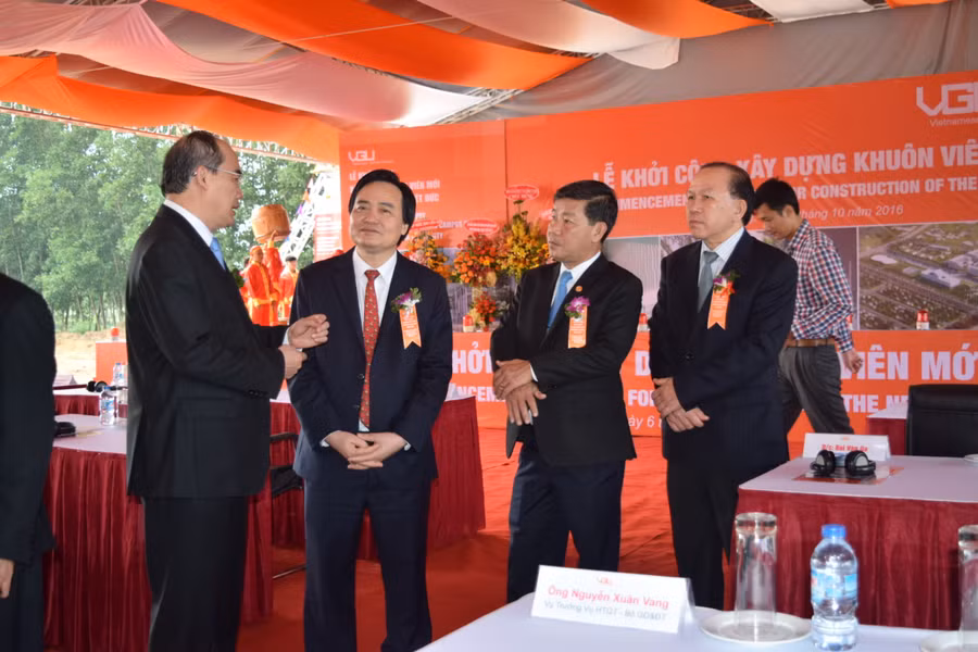 Ủy viên Bộ Chính trị Nguyễn Thiện Nhân và Bộ trưởng Phùng Xuân Nhạ trao đổi trước lễ khởi công