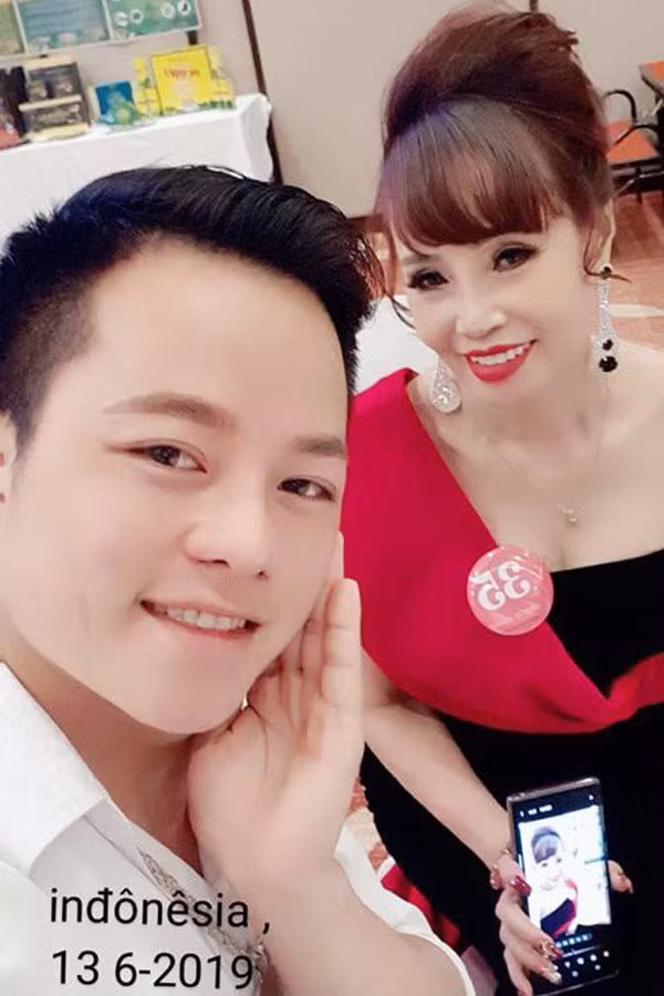 Cô dâu 62 tuổi khoe món quà bất ngờ chồng trẻ tặng bên bờ suối, dân mạng phản ứng ngược ảnh 2 Cô dâu 62 tuổi khoe món quà bất ngờ chồng trẻ tặng bên bờ suối, dân mạng phản ứng ngược-3