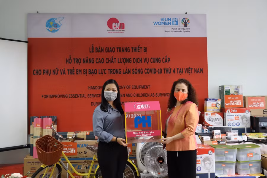 Đại diện UN Women trao tặng trang thiết bị nâng cao chất lượng dịch vụ hỗ trợ các nạn nhân bị bạo lực gia đình 