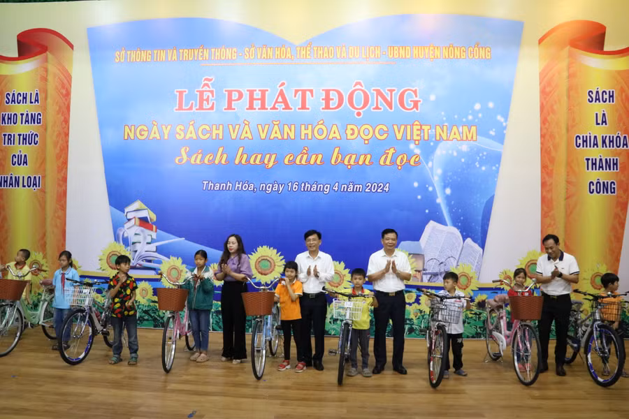 Ban tổ chức cùng các nhà tài trợ trao tặng 20 chiếc xe đạp cho các em học sinh nghèo vượt khó. Ban tổ chức cùng các nhà tài trợ trao tặng 20 chiếc xe đạp cho các em học sinh nghèo vượt khó.