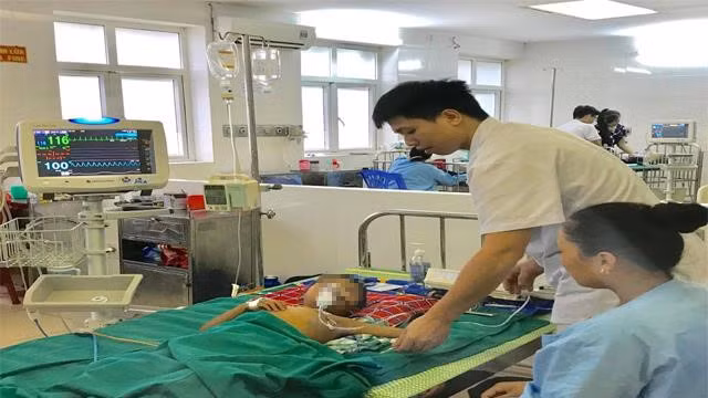 Cha mẹ giảm sốt cho con bằng thuốc lạ, bé trai 5 tuổi nguy kịch ảnh 1 tre 5 tuoi nguy kich