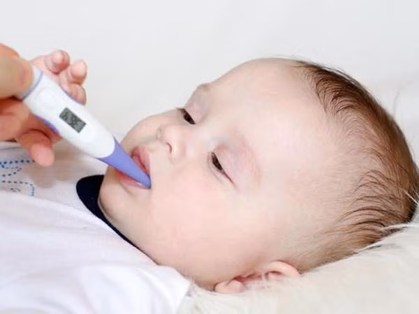 Cha mẹ giảm sốt cho con bằng thuốc lạ, bé trai 5 tuổi nguy kịch ảnh 2 tre sot