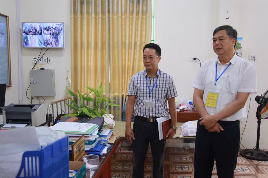 Phó Chủ tịch UBND tỉnh Nam Định Trần Lê Đoài (phải) kiểm tra tại Trường THPT Nguyễn Trường Thúy, huyện Xuân Trường.
