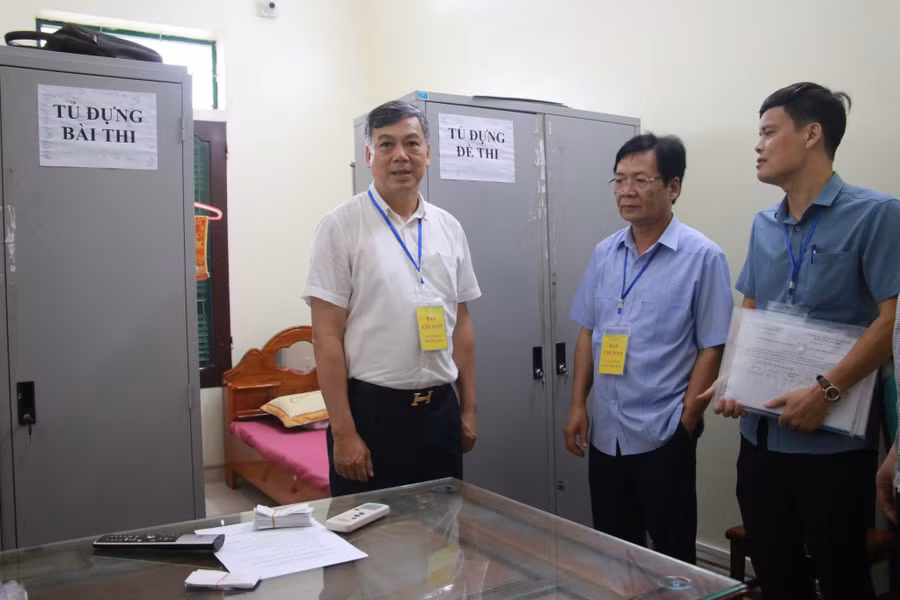 Từ trái qua: Ông Trần Lê Đoài - Phó Chủ tịch UBND tỉnh Nam Định; NGƯT Cao Xuân Hùng - Giám đốc Sở GD&amp;ĐT Nam Định kiểm tra tại Trường THPT Giao Thủy.