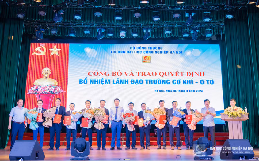 Lãnh đạo Trường ĐH Công nghiệp Hà Nội trao quyết định bổ nhiệm cán bộ quản lý các đơn vị thuộc Trường Cơ khí – Ô tô.