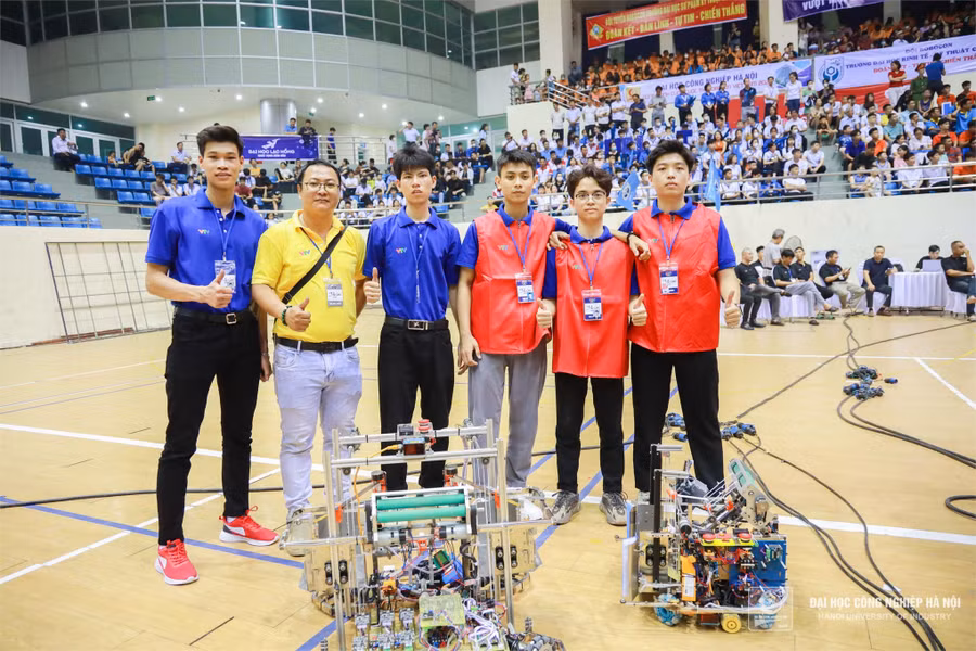 Sinh viên Trường ĐH Công nghiệp Hà Nội trong một hoạt động thi thiết kế robocon.
