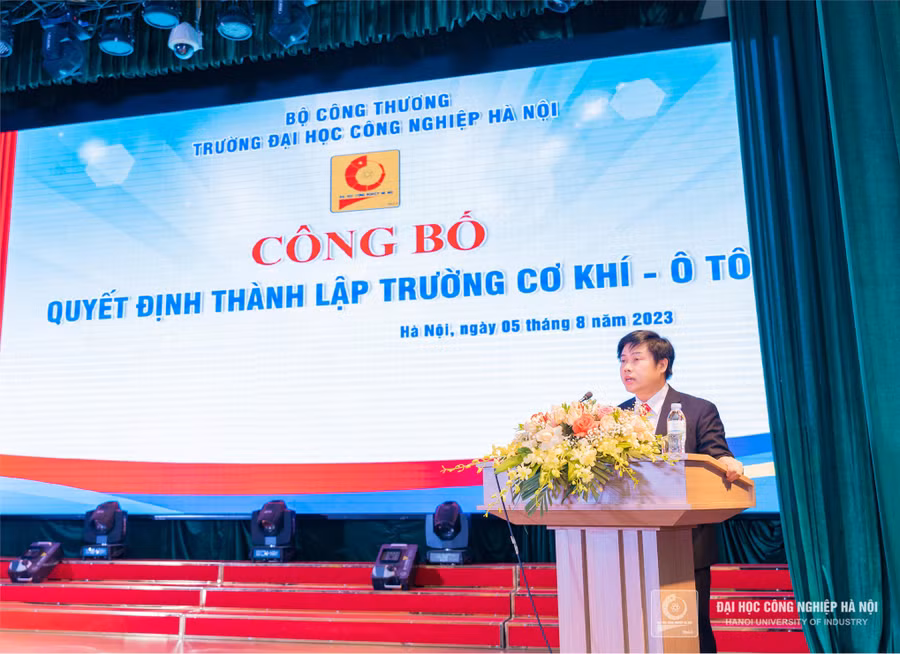 PGS.TS Hoàng Tiến Dũng được giao nhiệm vụ làm Hiệu trưởng Trường Cơ khí – Ô tô trực thuộc Trường ĐH Công nghiệp Hà Nội. 