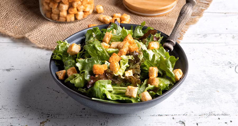 Tận dụng bánh mì thừa làm món salad. (Ảnh: ITN). Tận dụng bánh mì thừa làm món salad. (Ảnh: ITN).