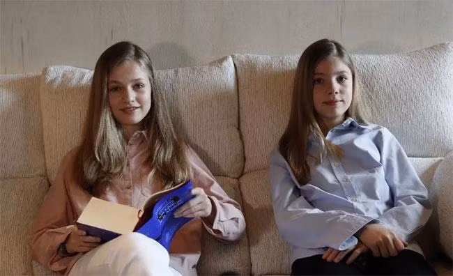 Leonor và em gái là Công chúa Sofia phải học tập chăm chỉ và nghiêm túc ngay từ nhỏ. Leonor và em gái là Công chúa Sofia phải học tập chăm chỉ và nghiêm túc ngay từ nhỏ.