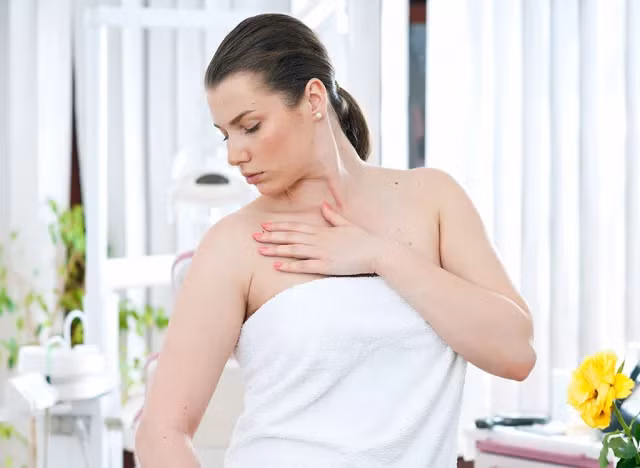 Một cách dễ dàng để chống lại các vết bong tróc là bổ sung vitamin C. (Ảnh: ITN).