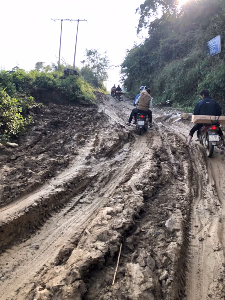 Huy động hàng trăm lượt giáo viên, phụ huynh "tăng bo" vận chuyển quà qua những cung đường nhầy nhụa bùn đất.