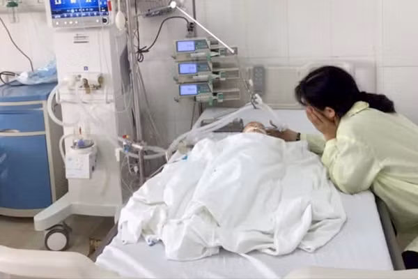 Bé 8 tháng ở Hải Phòng ngừng thở vì mẹ để con tự ăn chuối