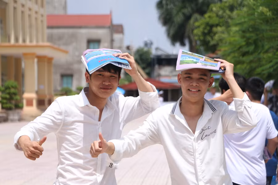 Hai thí sinh tràn đầy sự tự tin khi kết thúc bài thi tổ hợp KHXH sáng 29/6 tại Trường THPT Mỹ Lộc.