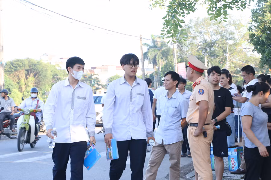Thời điểm đầu giờ sáng 29/6, rất đông phụ huynh và thầy cô đứng ở cổng Trường THPT Trần Văn Lan (Mỹ Lộc, Nam Định) để động viên tinh thần cho các em thí sinh trước khi vào phòng thi.