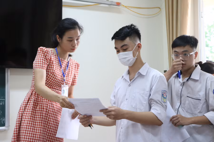 Thí sinh được giám thị gọi vào phòng thi theo số báo danh.