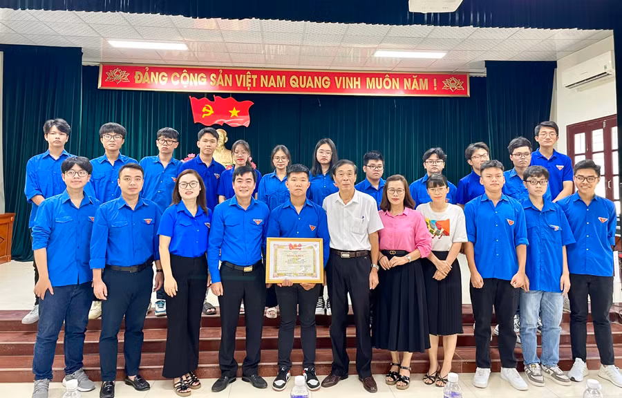 Lê Xuân Mạnh chụp ảnh cùng với đại diện Tỉnh đoàn Thanh Hóa và ban giám hiệu Trường THPT Hàm Rồng. Lê Xuân Mạnh chụp ảnh cùng với đại diện Tỉnh đoàn Thanh Hóa và ban giám hiệu Trường THPT Hàm Rồng.
