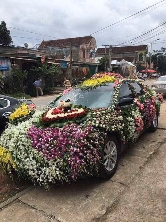 Chú rể lái xe hoa đúng nghĩa đen đến đón dâu, dân 2 bên đường không ngừng bàn tán-2