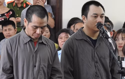 Hai tài xế Sơn và Hoàng tại toà. Ảnh:Công Phương. Hai tài xế Sơn và Hoàng tại toà. Ảnh: Công Phương.