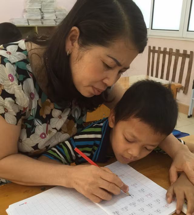  Cô Thủy nắn từng chữ cho học sinh 