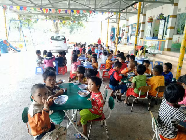 Quảng Trị: Nhiều trường mầm non thiếu cô nuôi, giáo viên đứng lớp kiêm... “đứng bếp”