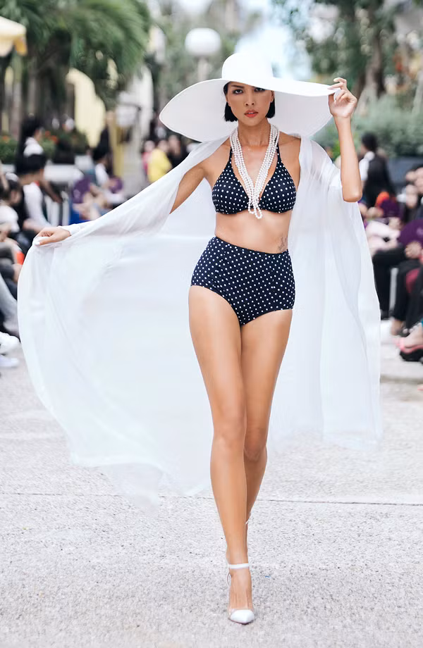 Bộ sưu tập còn giới thiệu nhiều mẫu bikini để giúp phái đẹp sành điệu hơn khi đi nghỉ dưỡng ở những vùng biển đẹp. hoa-hau-ky-duyen-kieu-ky-tren-san-dien-thoi-trang-10