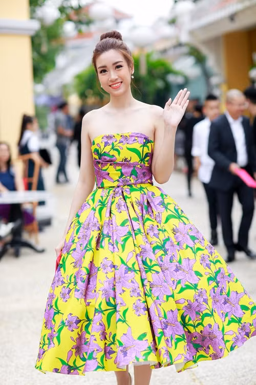Hoa hậu Mỹ Linh cùng dàn sao đẹp rực rỡ đi xem thời trang ảnh 2