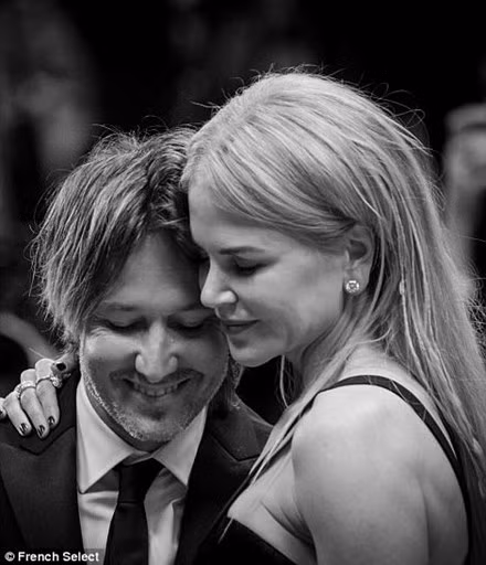 ‘Thiên nga trắng’ Nicole Kidman đắm say bên chồng tại Cannes ảnh 14