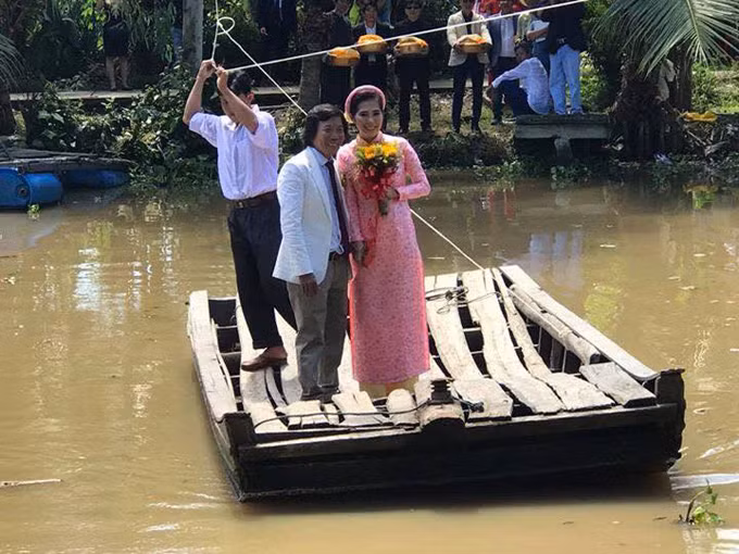 dao-dien-quay-phim-nguyen-tranh-cuoi-vo-kem-25-tuoi-11