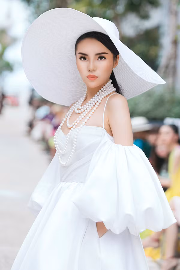 Là một trong những hoa hậu có thần thái và phong cách trình diễn catwalk tốt, Kỳ Duyên thường xuyên nhận được lời mời tham gia các show diễn thời trang. Trong chương trình "Life In Color" của Đỗ Mạnh Cường, Kỳ Duyên cũng giữ vị trí quan trọng trong vai trò người mẫu. hoa-hau-ky-duyen-kieu-ky-tren-san-dien-thoi-trang