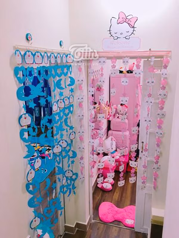Nhà có 2 "nàng tiên", chị thích Doraemon, em yêu Hello Kitty ảnh 1 Nhà có 2 "nàng tiên", chị thích Doraemon, em yêu Hello Kitty ảnh 1