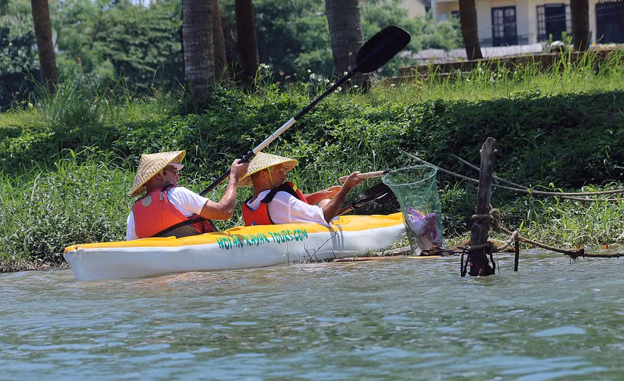 Tour nhặt rác được du khách nước ngoài ưa chuộng
