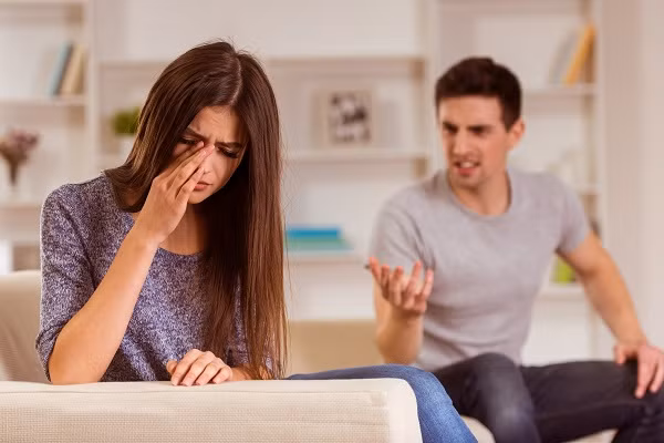 Phỉ báng người khác khiến bản thân phải gánh nghiệp - Ảnh: Minh họa.