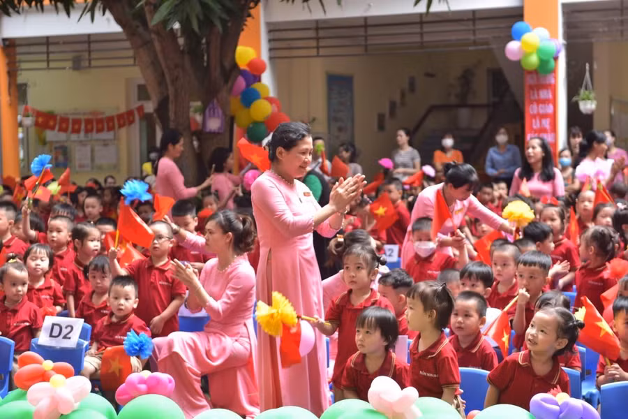 Các cô cùng truyền cảm hứng cho các bé dưới sân trường. Các cô cùng truyền cảm hứng cho các bé dưới sân trường.