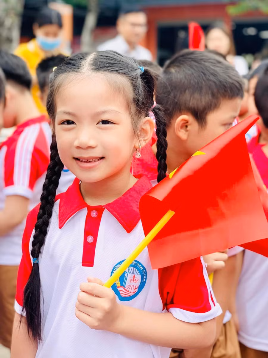 Năm học này, toàn trường có 870 học sinh, riêng khối 1 có 174 em. Năm học này, toàn trường có 870 học sinh, riêng khối 1 có 174 em.
