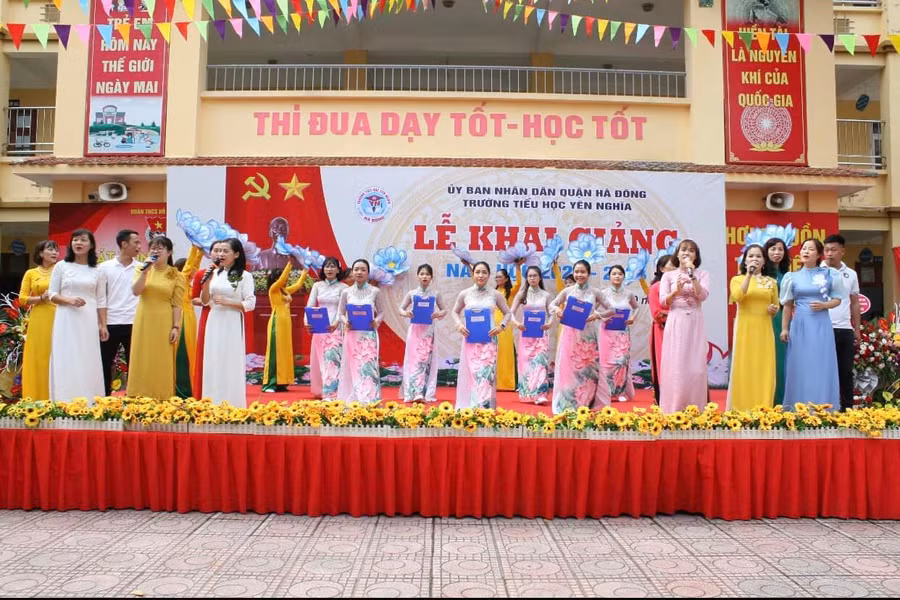 Các thầy cô cùng hòa chung tiếng hát chào đón sự hiện diện của các em học sinh trong thời khắc đáng nhớ của lễ khai giảng. Các thầy cô cùng hòa chung tiếng hát chào đón sự hiện diện của các em học sinh trong thời khắc đáng nhớ của lễ khai giảng.
