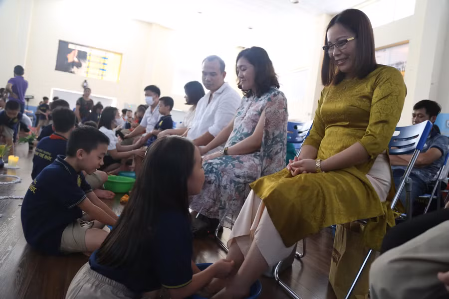 Hoạt động rửa chân và nói lời yêu thương, biết ơn cha mẹ của học sinh khiến nhiều người xúc động. Hoạt động rửa chân và nói lời yêu thương, biết ơn cha mẹ của học sinh khiến nhiều người xúc động.