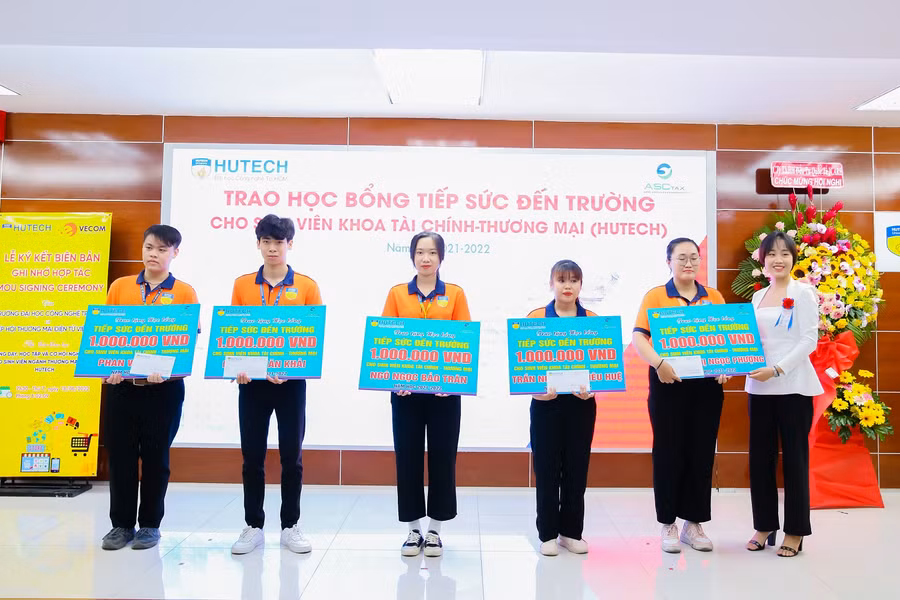 Trao học bổng cho sinh viên Khoa Tài chính Thương mại vì có thành tích học tập xuất sắc.