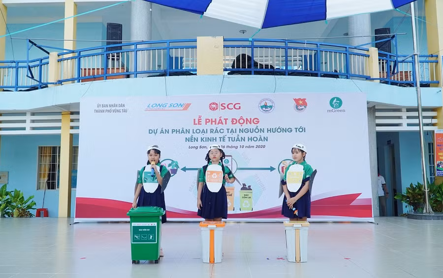 Học sinh tham gia vào hoạt động thử phân loại rác tại nguồn