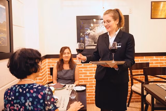 Sinh viên Quốc tế học Chương trình Cử nhân Quản lý Khách sạn nhà hàng Quốc tế (Vatel) - Pháp thực hành trong chính giờ học