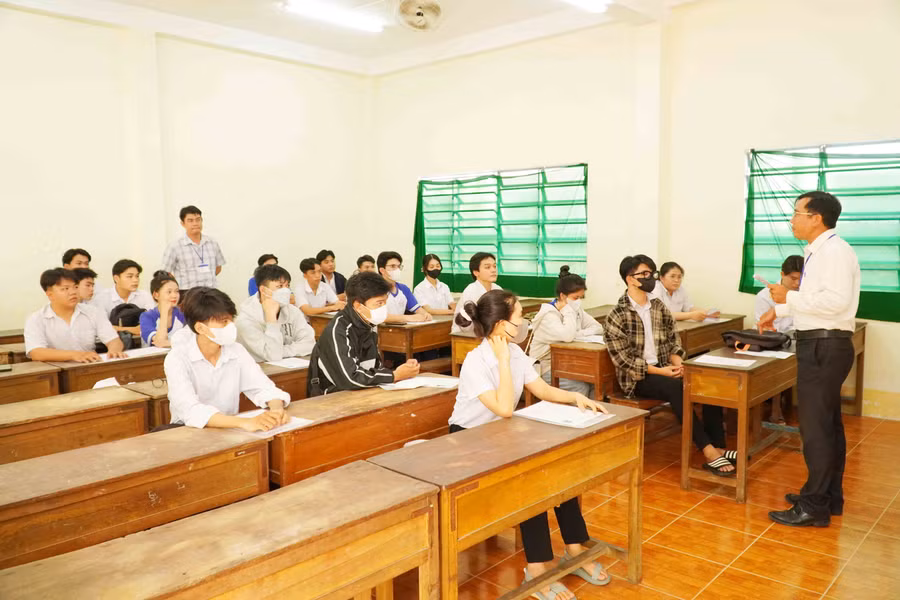 GIám thi phổ biến quy chế thi cho các thí sinh tại Hội đồng thi số 5 Trường THPT Tầm Vu, Sở GD&ĐT Hậu Giang. GIám thi phổ biến quy chế thi cho các thí sinh tại Hội đồng thi số 5 Trường THPT Tầm Vu, Sở GD&ĐT Hậu Giang.