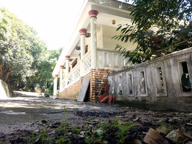 Biệt phủ xây dựng trái phép của đại gia vàng Ngô Văn Quang ở chân núi Hải Vân (quận Liên Chiểu, Đà Nẵng) sau 3 năm kể từ khi chính quyền địa phương quyết định buộc tháo dỡ vẫn còn nhiều hạng mục công trình kiên cố bên trong