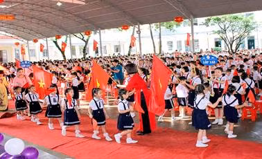 Tưng bừng đón học sinh lớp 1 trong ngày khai trường