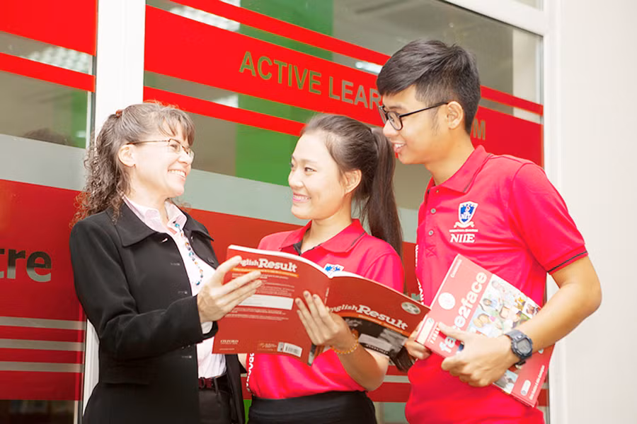 Giảng viên và sinh viên Trường ĐH Nguyễn Tất Thành trao đổi nội dung học thuật trên giảng đường