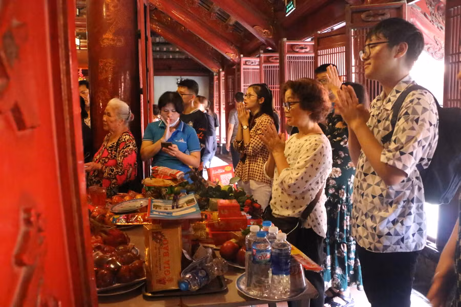 Những vật phẩm, đồ lễ được nhiều thí sinh dâng cúng thường là nước lọc, hoa quả tươi, bánh kẹo, bút bi, sách vở và tờ sớ có ghi rõ tên tuổi, địa chỉ... để mong các bậc Tiên Thánh phù hộ.