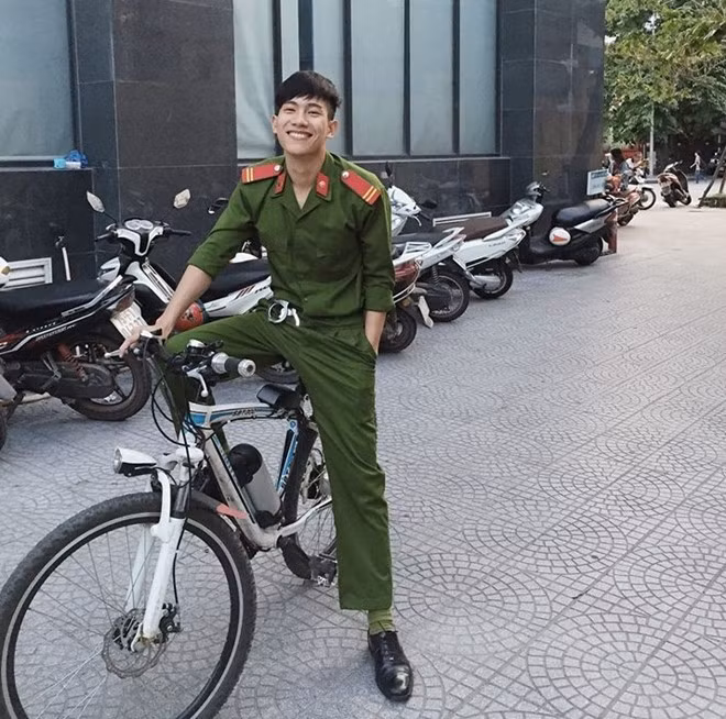 Dan mang tim kiem chang canh sat co dong dep trai hinh anh 3