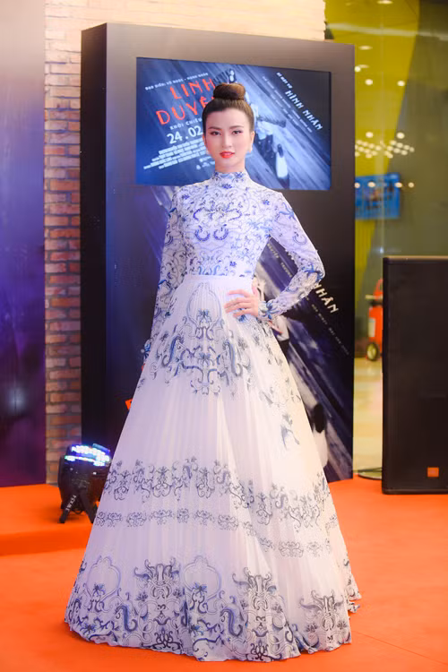 Kim Tuyến như tiểu thư đài các với bộ cánh kín mít tại buổi công chiếu tối qua. vo-chong-truong-quynh-anh-hon-nhau-giua-chon-dong-nguoi-5