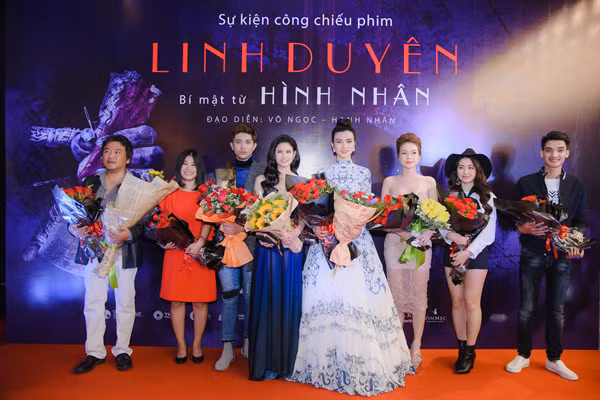 Dàn diễn viên và hai đạo diễn Nguyễn Duy Võ Ngọc, Nguyễn Hoàng Hạnh Nhân ra mắt khán giả Hà Nội. vo-chong-truong-quynh-anh-hon-nhau-giua-chon-dong-nguoi-11