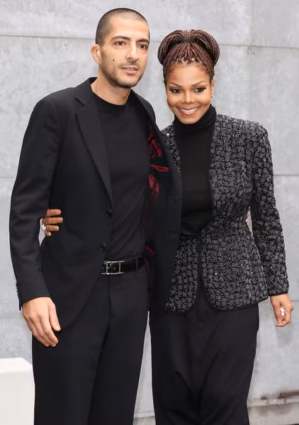  Diva Janet Jackson có lẽ lập kỷ lục là ngôi sao muộn con nhất thế giới, cô sinh con trai đầu lòng Eissa Al Mana hồi tháng 1 vừa qua khi đã tròn 50 tuổi. Em bé là kết quả tình yêu giữa cô và tỷ phú Qatar Wissam Al Mana - 1 người kém cô 8 tuổi. Janet hoàn toàn ẩn mình từ sau khi kết hôn và dành thời gian chăm sóc tổ ấm của mình 