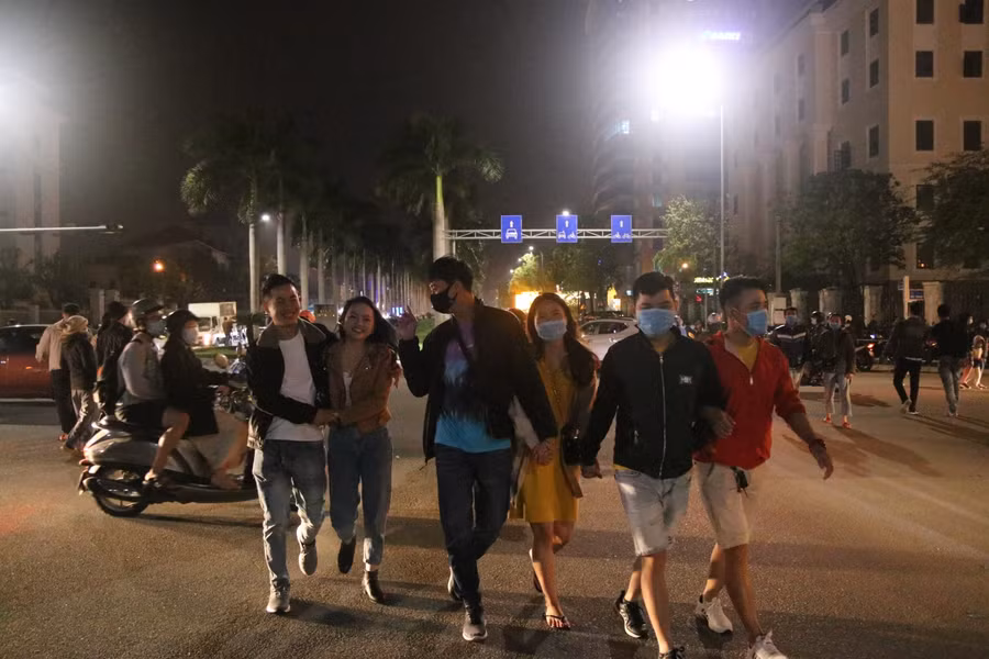 Càng lúc người dân đổ xô về các khu vực vui chơi càng đông.