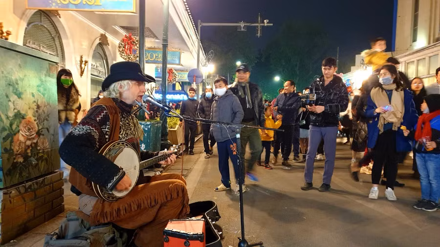 Góp vui đón mừng năm mới còn có các nghệ sỹ nước ngoài.